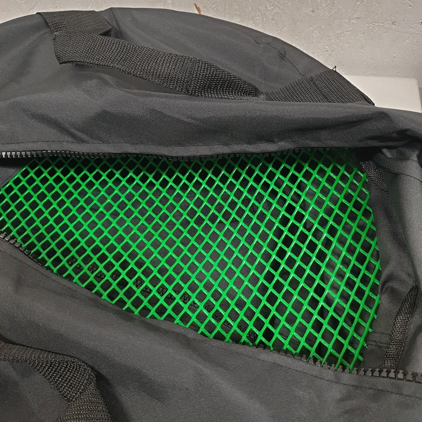 inner mesh to lower compartment